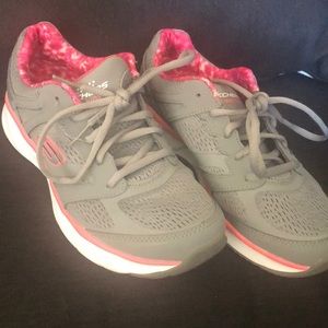 NEW NEW!!!   Skechers lite weight shoes 👟